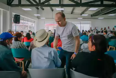 50 manillas con c&oacute;digo QR fueron entregadas a personas mayores del Municipio de La Ceja