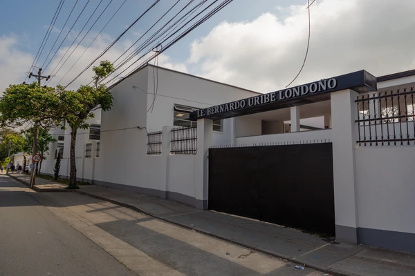 La comunidad educativa del Bernardo Uribe Londo&ntilde;o celebra la renovaci&oacute;n de su infraestructura escolar